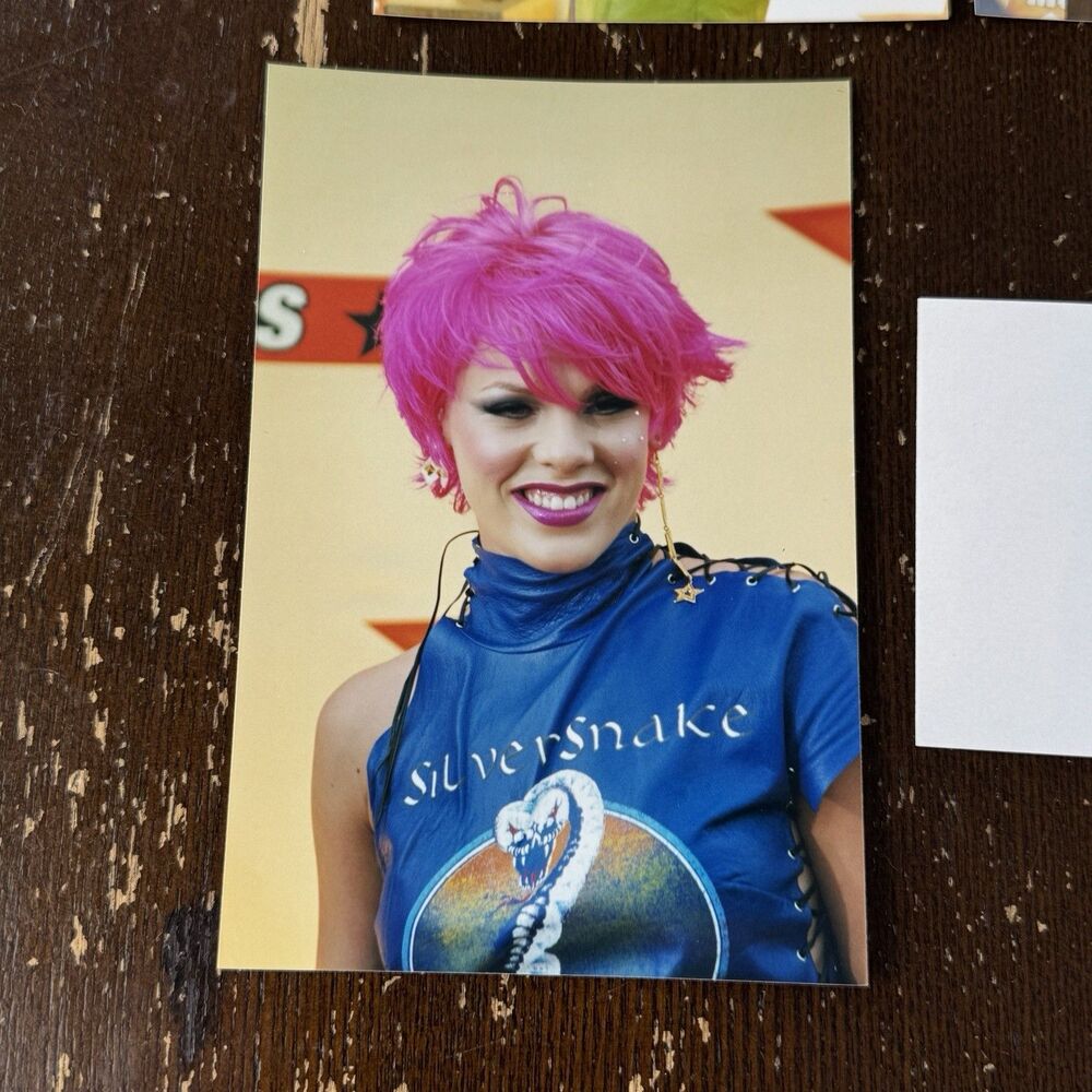 PINK Autographed Card Signed + 5 4x6 Photos 2001 MTV Movie Awards Singer Actress - Picture 7 of 7